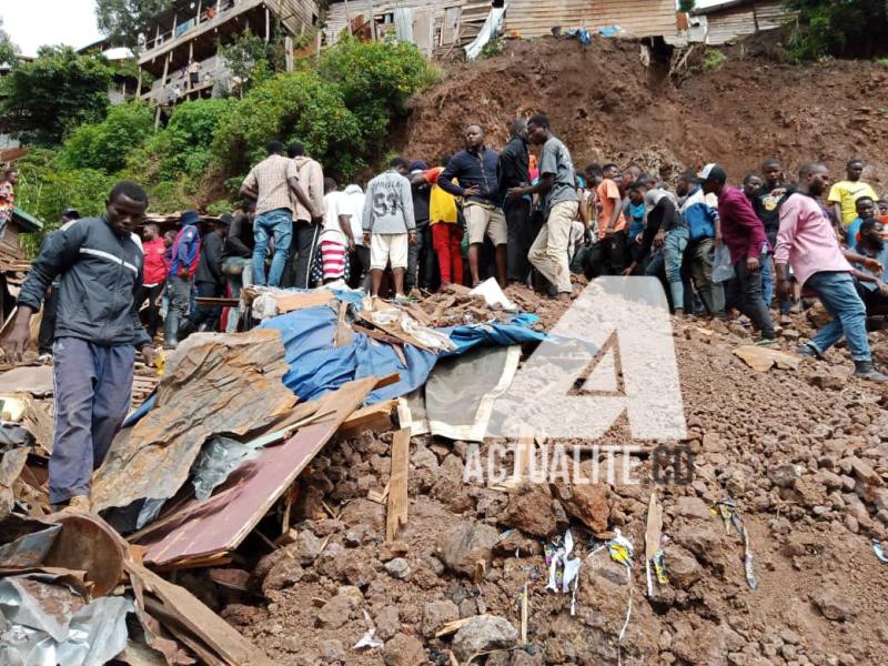 Des personnes rassemblées après un éboulement de terre à Bukavu