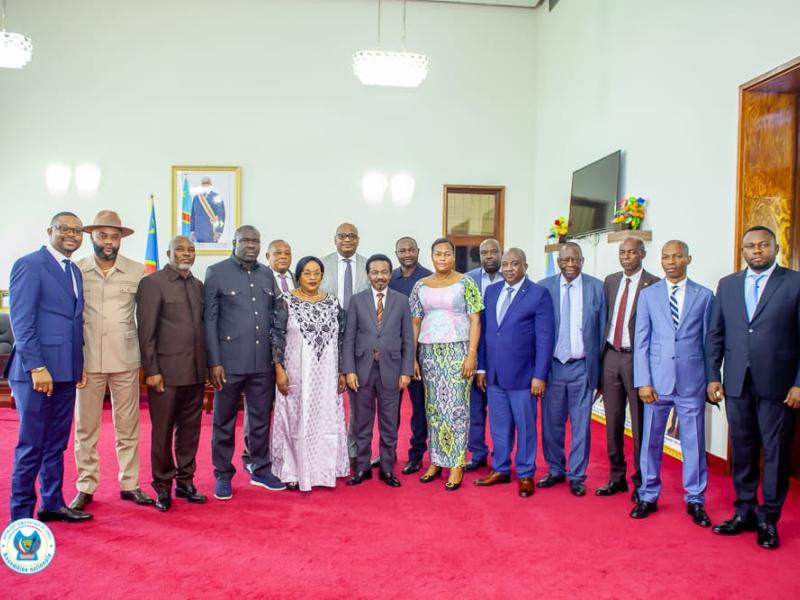 La délégation des élus de Lubumbashi conduite par leur collègue Célestin Mbuyu, président de la communauté Katangaise à Kinshasa avec le président de l'Assemblée nationale