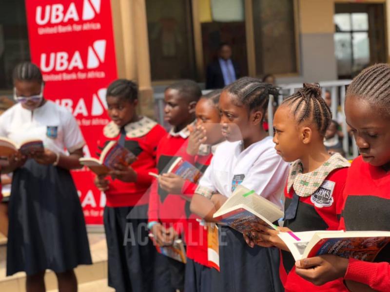 UBA fait un don dans une école