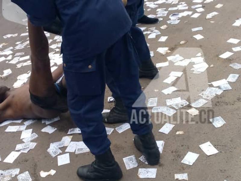 un manifestant saisi par la police lors d'un sit-in du bloc patriotique