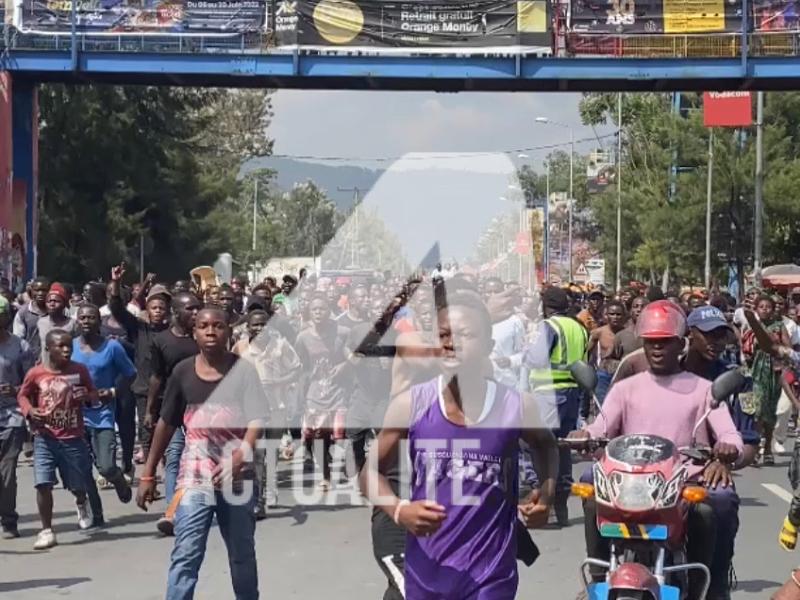 Les jeunes de Goma accompagnant la dépouille du militaire tué à Gisenyi 