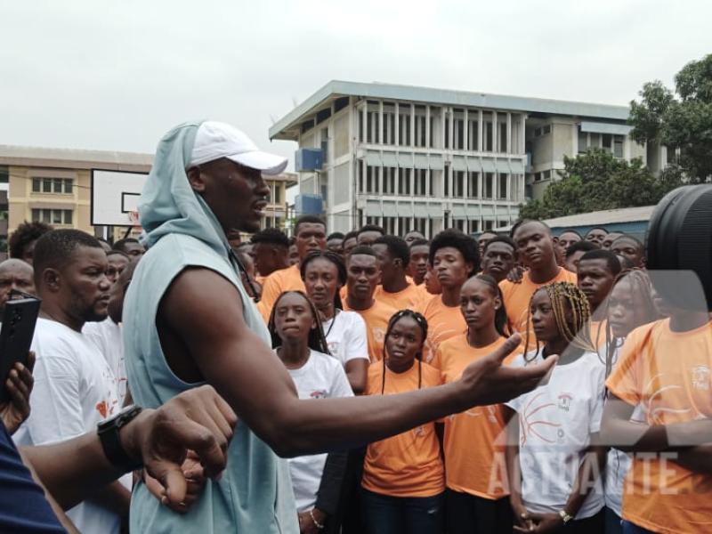 Bismack Biyombo avec les jeunes lors du lancement de son camp basketball à Kinshasa