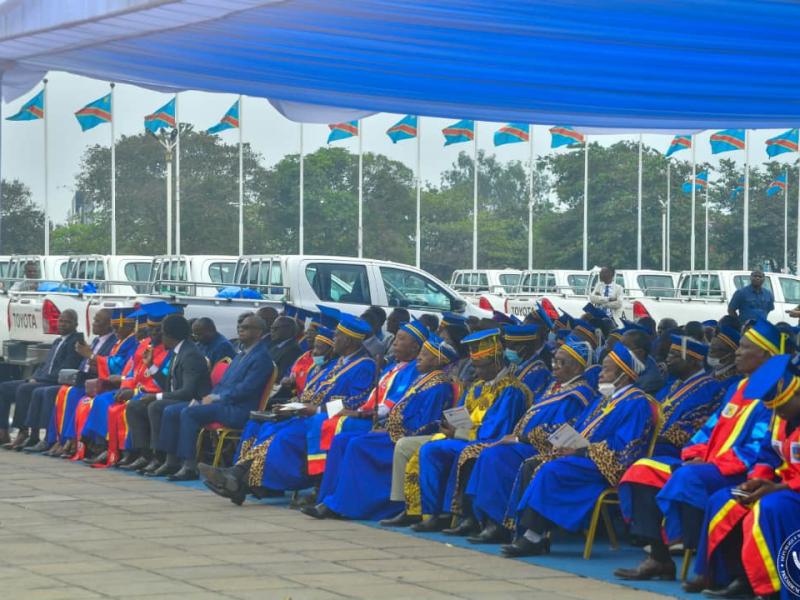 Les professeurs émérites lors de la cérémonie de remise des véhicules  