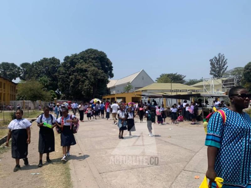 Enceinte du Lycée Bosangani. Les élèves à la sortie de classe