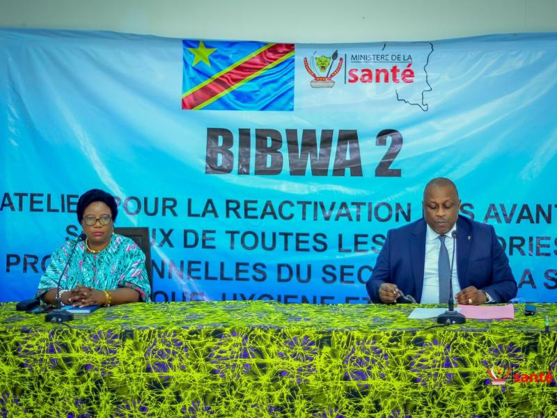 De G à D : Véronique Kilumba Nkulu et Jean-Jacques Mbungani respectivement vice-ministre et ministre de la santé