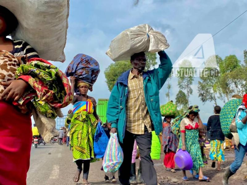 Des déplacés vident le site de Kanyaruchinya pour se diriger vers Goma