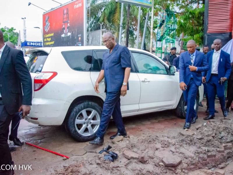 Ngobila lors d'un tour pour inspecter les inondations à Kinshasa