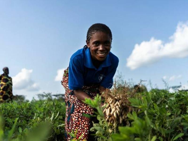 Rebecca tient des cacahuètes qu'elle a récoltées à Kabalo, en République démocratique du Congo, dans le cadre d'un projet de paix PAM-FAO. Photo : PAM/Arete/Fredrik Lerneryd