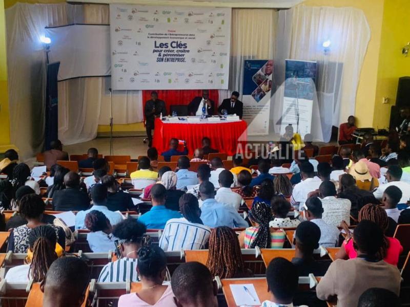 Les étudiants de l'UNIKIN en pleine conférence sur l'entrepreneuriat 