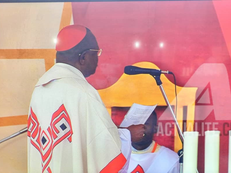 Le Cardinal Ambongo célèbre s'adressant au Pape François lors de la messe le 1er février à Kinshasa