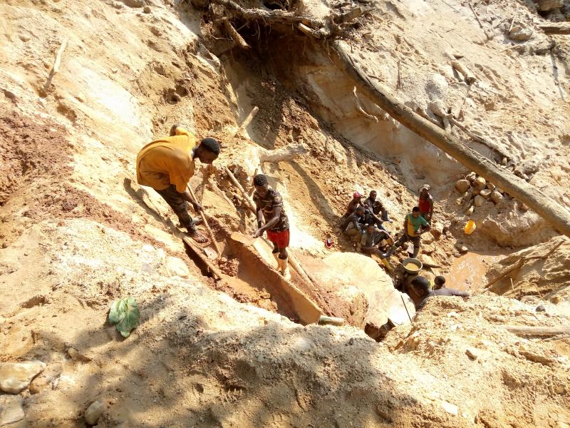 Des creuseurs d’or dans un site artisanal à Mangorejipa, village du territoire de Lubero, Nord-Kivu, Est de la RDC.  ©Umbo Salama