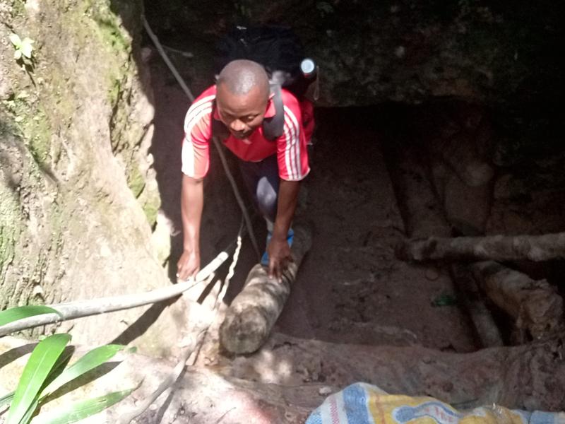 Un homme sortant d’un puits souterrain dans le site minier de Kibindobindo, territoire de Walikale, Nord-Kivu, Est de la RDC.© Didi Bunakima