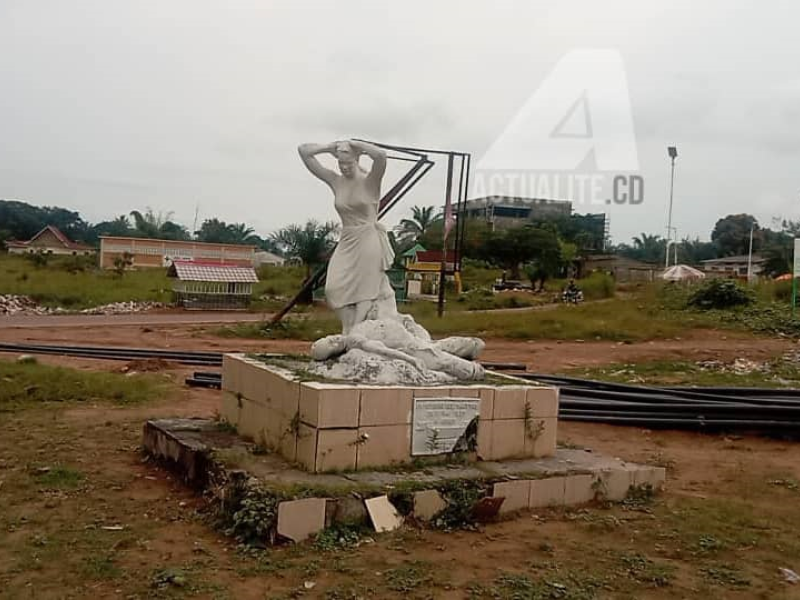 Statue de la femme pleureuse de Kenge érigée en mémoire des victimes du massacre de mai 1997 dans la ville 