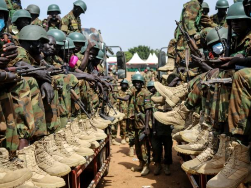 Des militaires du Soudan du Sud avant leur déploiement dans l'est de la République démocratique du Congo (RDC), lors d'une cérémonie à Juba le 28 décembre 2022 afp.com - Samir BOL