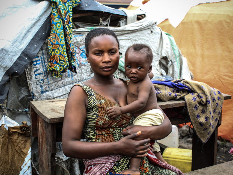 Florence Olive, 22 ans, mère de trois enfants et survivante du choléra, vit actuellement dans le camp de Nyiragongo au Nord-Kivu. Yves Ndjadi/Path-RDC