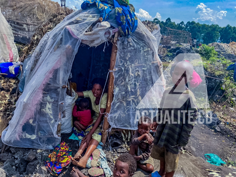 Une femme déplacée et ses enfants dans une cabane à Sake