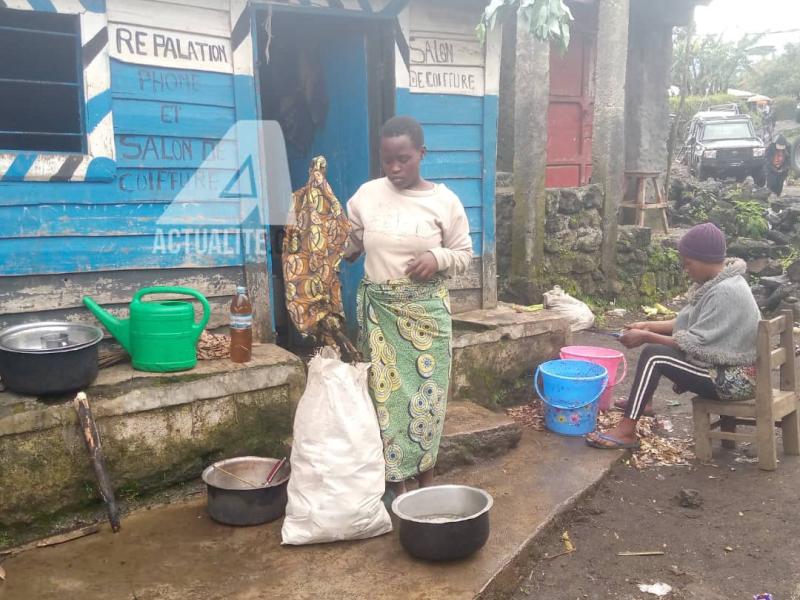 Ces femmes devant leur maison de commerce après le retour au village