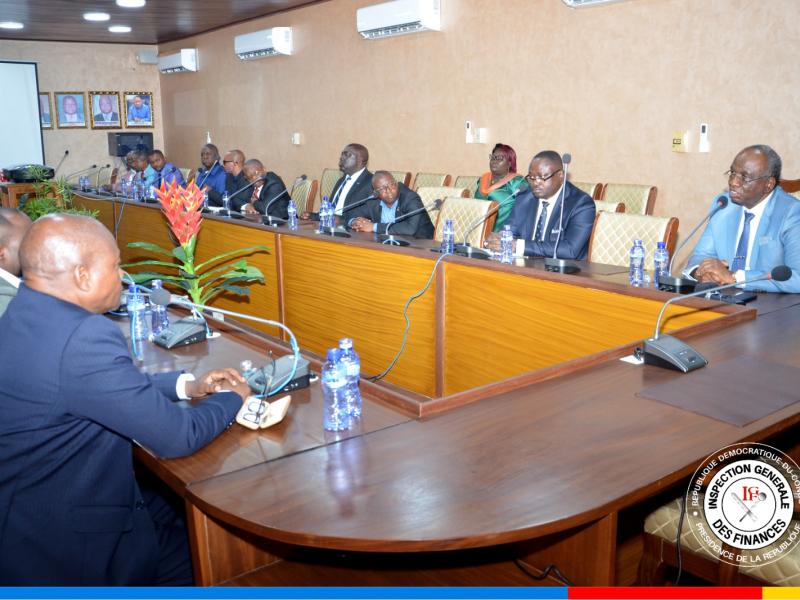 Les députés provinciaux du Sud-Kivu échangeant avec Victor Batubenga, Inspecteur général chef des services adjoint à l'IGF 