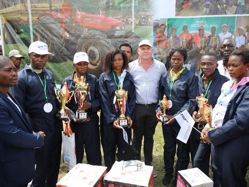 Le PDG de GBE Agri Cédric Thaunay en compagnie de gagnants de la société Busira Lomami Oriental (BLO)