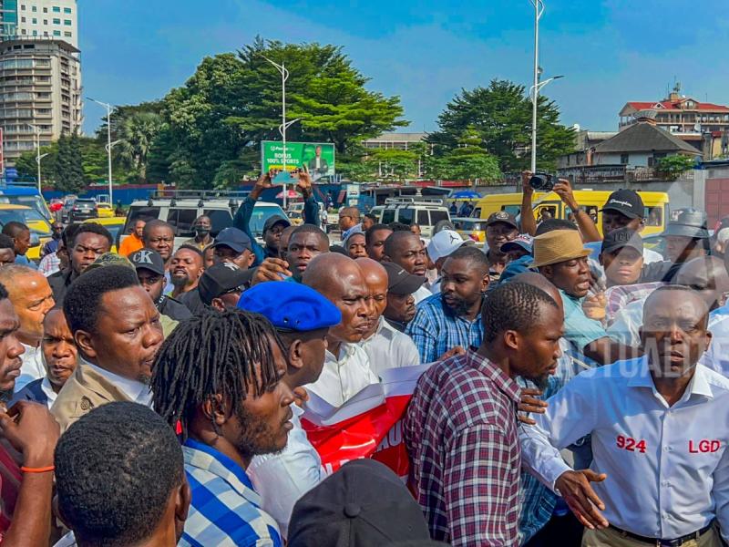 Matata Ponyo lors d'un sit-in de l'opposition interdit à Kinshasa