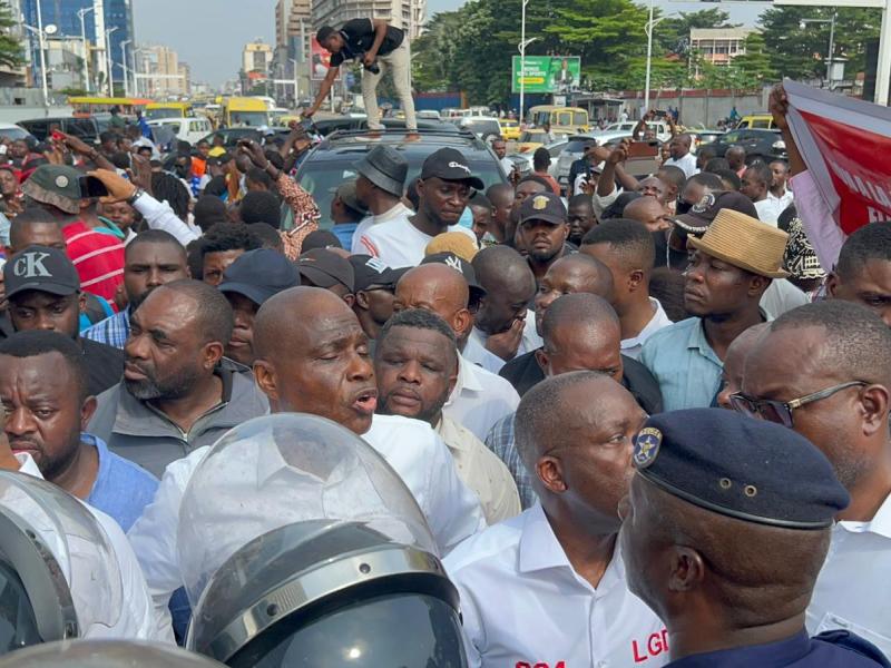 Discussions tendues entre opposants et police