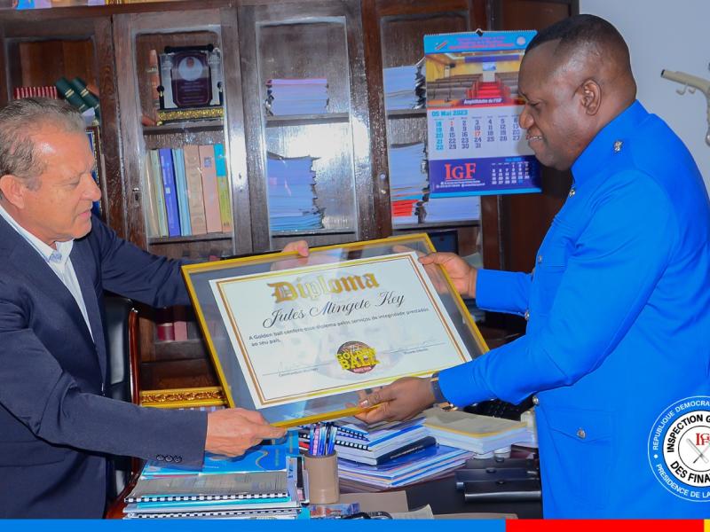 Jules Alingete recevant un diplôme de mérite lui décerné par une organisation brésilienne 