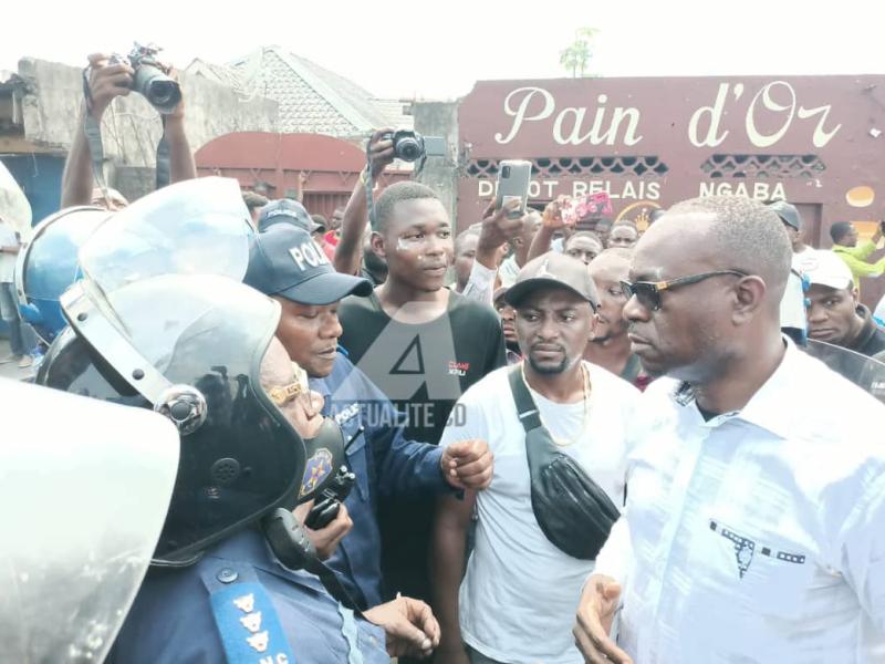 Delly Sesanga en train d'échanger avec la police à la marche de l'opposition 