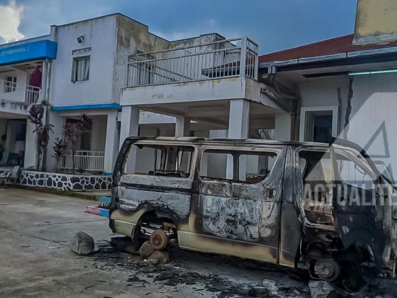 Un bus incendié par des manifestants en colère devant l'Assemblée provinciale du Kasaï Central