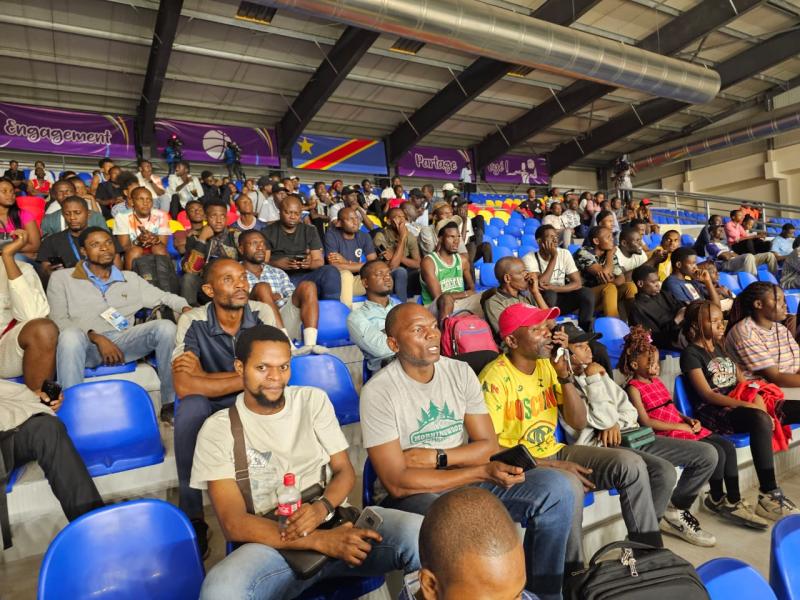 Le public au Gymnase de basketball au stadium des Martyrs