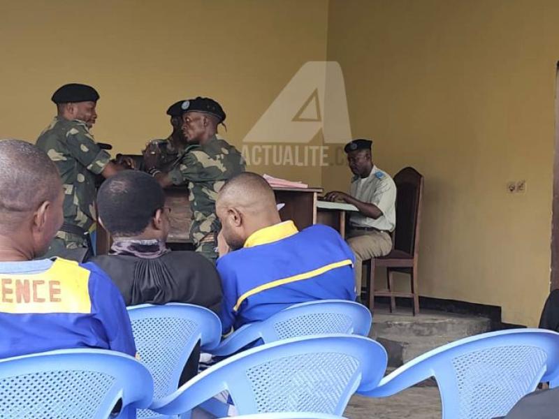 Salomon Kalonda dans la salle d'audience à Ndolo attendant le début de son procès