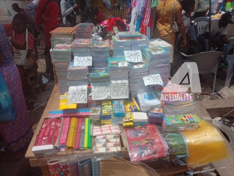 Fournitures scolaires en vente dans un marché 