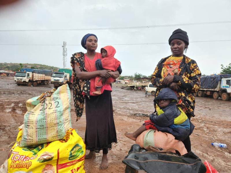 Mukaji et Kabamba arrivent au parking de Nguba en provenance de Kamina dans le Haut-Lomami sous une pluie battante.