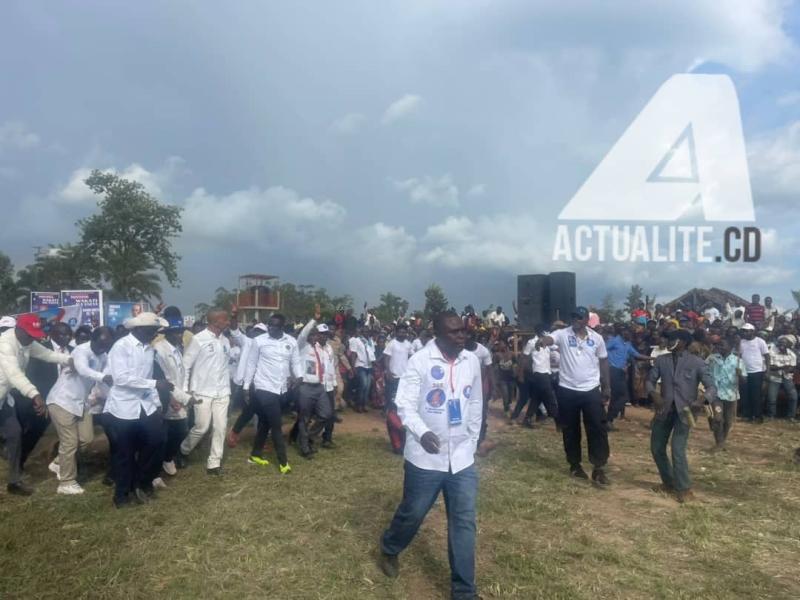 Arrivée de Moise Katumbi au lieu de meeting à Oicha