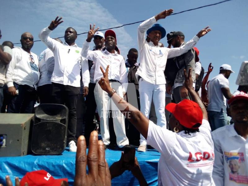 Sur la photo, Moise Katumbi, Matata Ponyo et Seth Kikuni lors d'un meeting le 28 novembre à Kindu