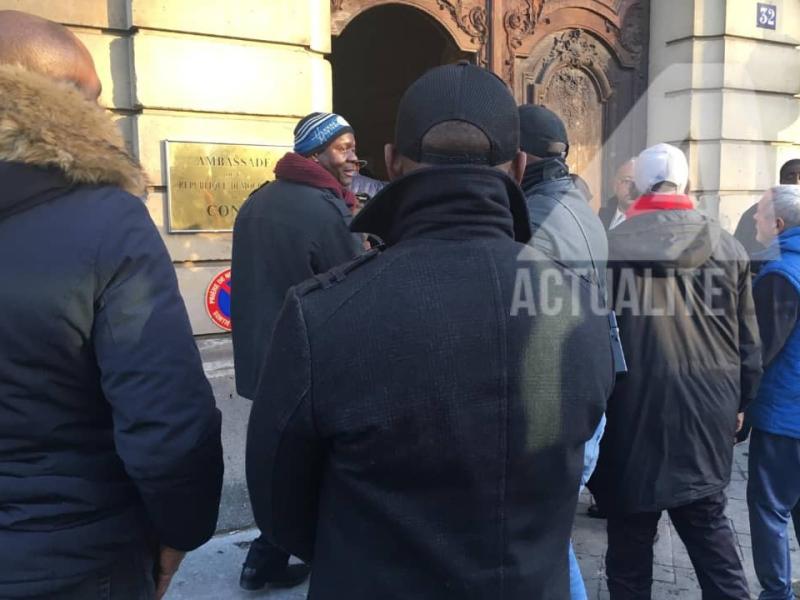 Les Congolais à l'ambassade de la RDC en France pour voter