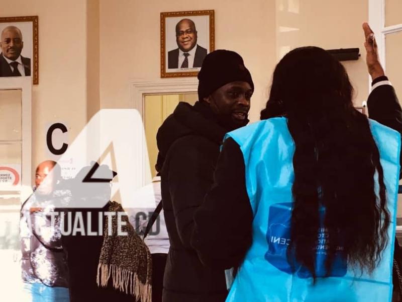 Les Congolais à l'ambassade de la RDC en France pour voter