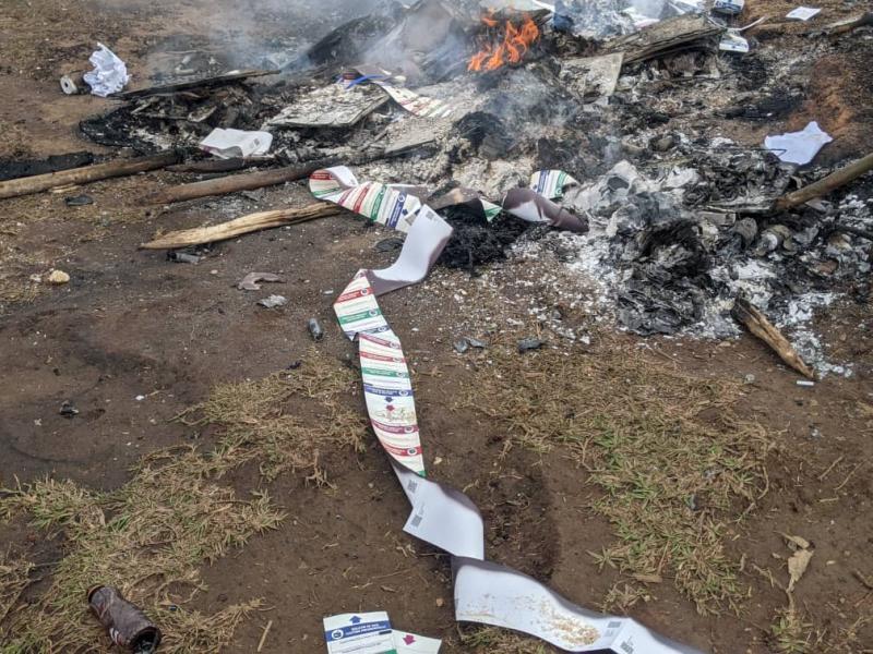 Les bureaux de vote saccagés, DEV, isoloirs, urnes,... incendiés