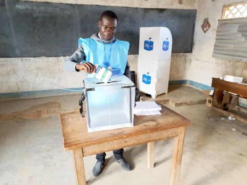 Un agentd e la CENI vote dans un bureau au centre Epo Ville à Bunia