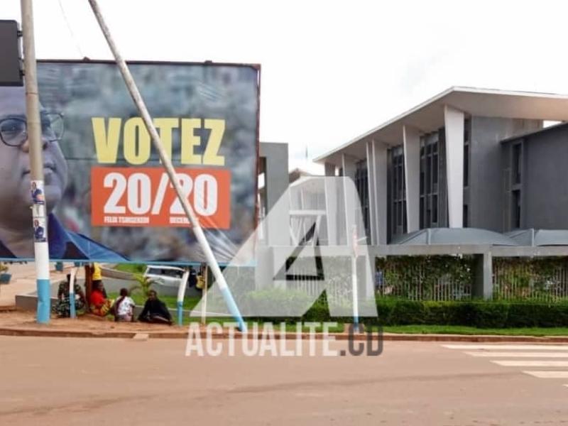 Une affiche de Félix Tshisekedi devant le gouvernorat de Lualaba