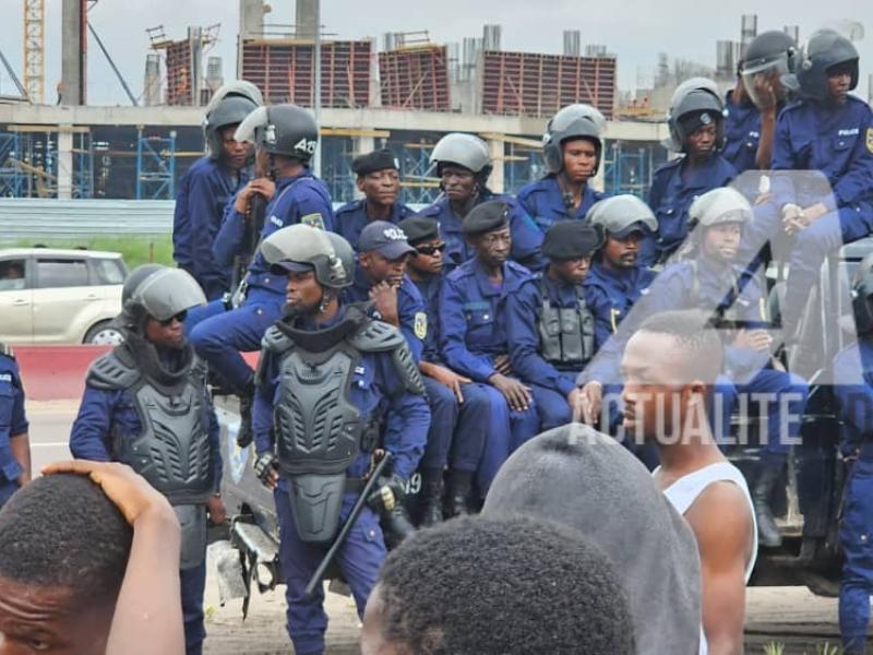 Dispositif policier devant le siège de l'ECIDE 