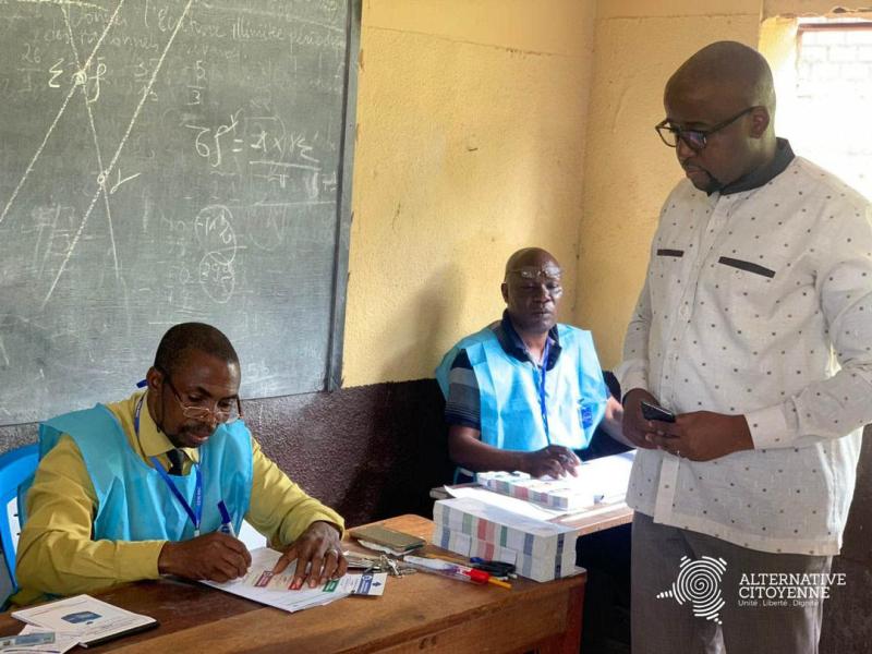 Floribert Anzuluni en plein vote 