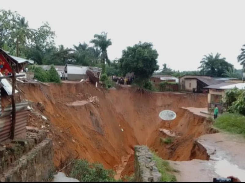 Ville de Kananga après la pluie 