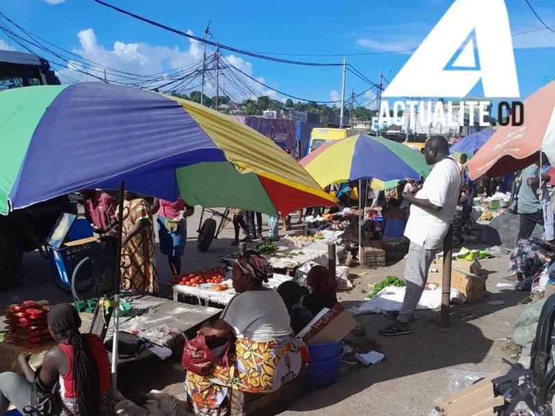 Des vendeuses dans un marché à Kinshasa