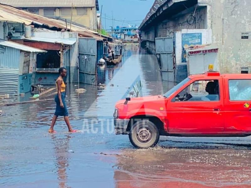 Les eaux du fleuve Congo inondent la route poids lourds à l'entrée du port CELCO