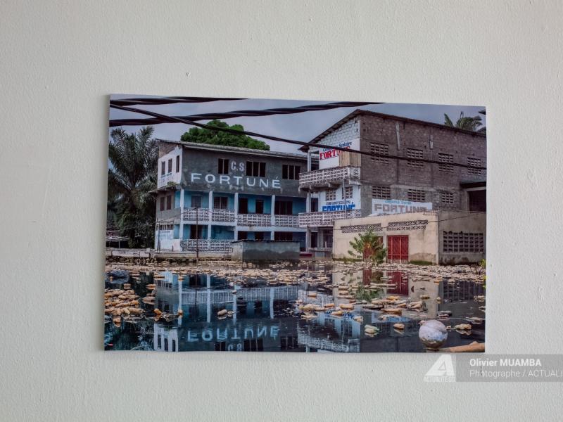 Exposition: « Urbanisation sauvage et dérèglement climatique : la crue du fleuve Congo déshabille Kinshasa »Photos Olivier Muamba, vidéos Lucien Adipenza, texte Prisca Lokale, commissaire Arsène Mpiana.