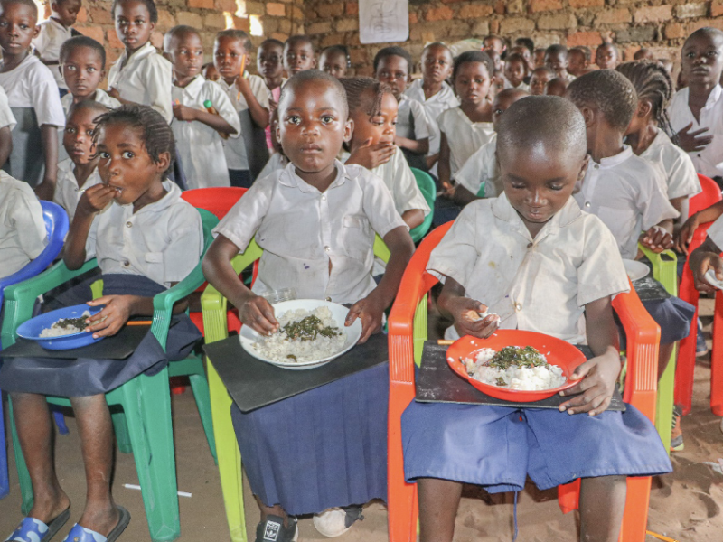 Dégustation des repas cuisinés sur les foyers améliorés utilisant des briquettes faites à base des déchets solides. Crédit Photo : WFP/ Pascal CINAMULA