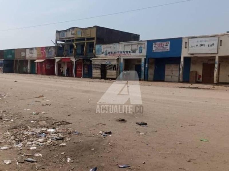 Une avenue déserte dans la cité de Kasindi 