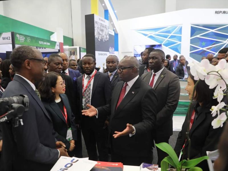 Jean-Michel Sama Lukonde en visite au stand de CMOC