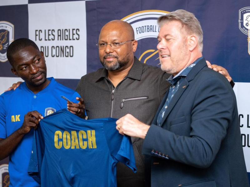 De gauche à droite Anicet Kiazayidi, Vidiye Tshimanga et Luc Eymael 