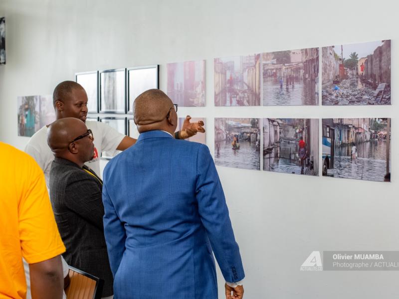 Exposition: « Urbanisation sauvage et dérèglement climatique : la crue du fleuve Congo déshabille Kinshasa »Photos Olivier Muamba, vidéos Lucien Adipenza, texte Prisca Lokale, commissaire Arsène Mpiana.